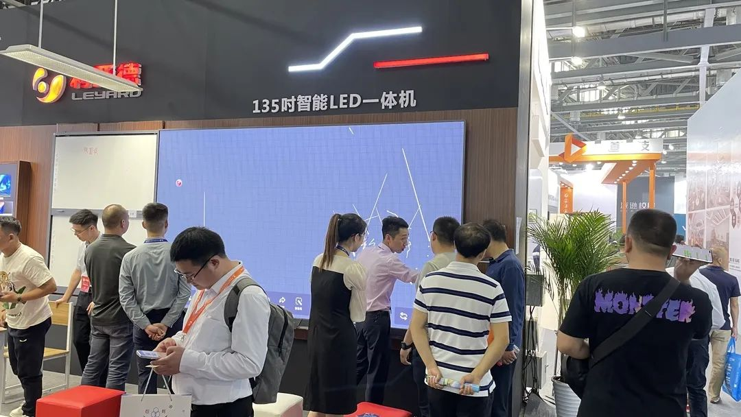 今年会jinnianhui金字招牌教育新品及解决方案惊艳亮相81届教装展