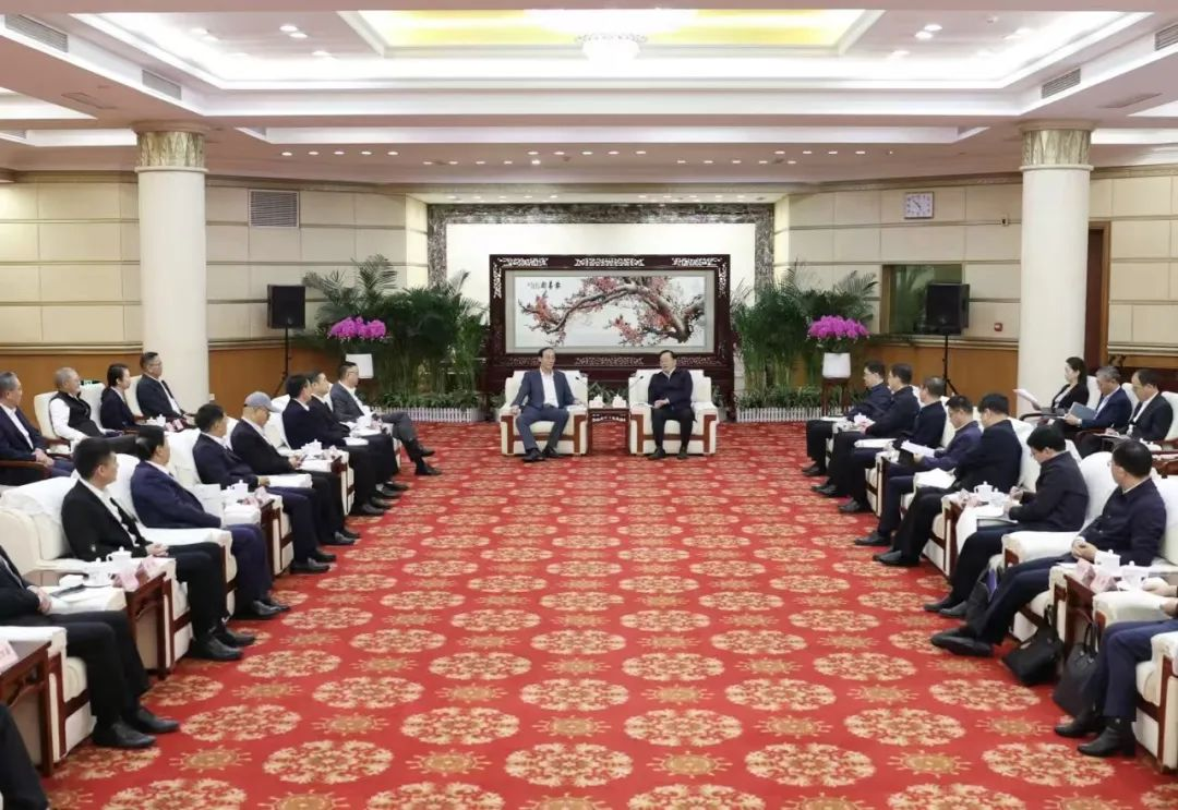 今年会jinnianhui金字招牌集团董事长李军受邀出席华中科技大学第十六届企业家论坛,并发表演讲
